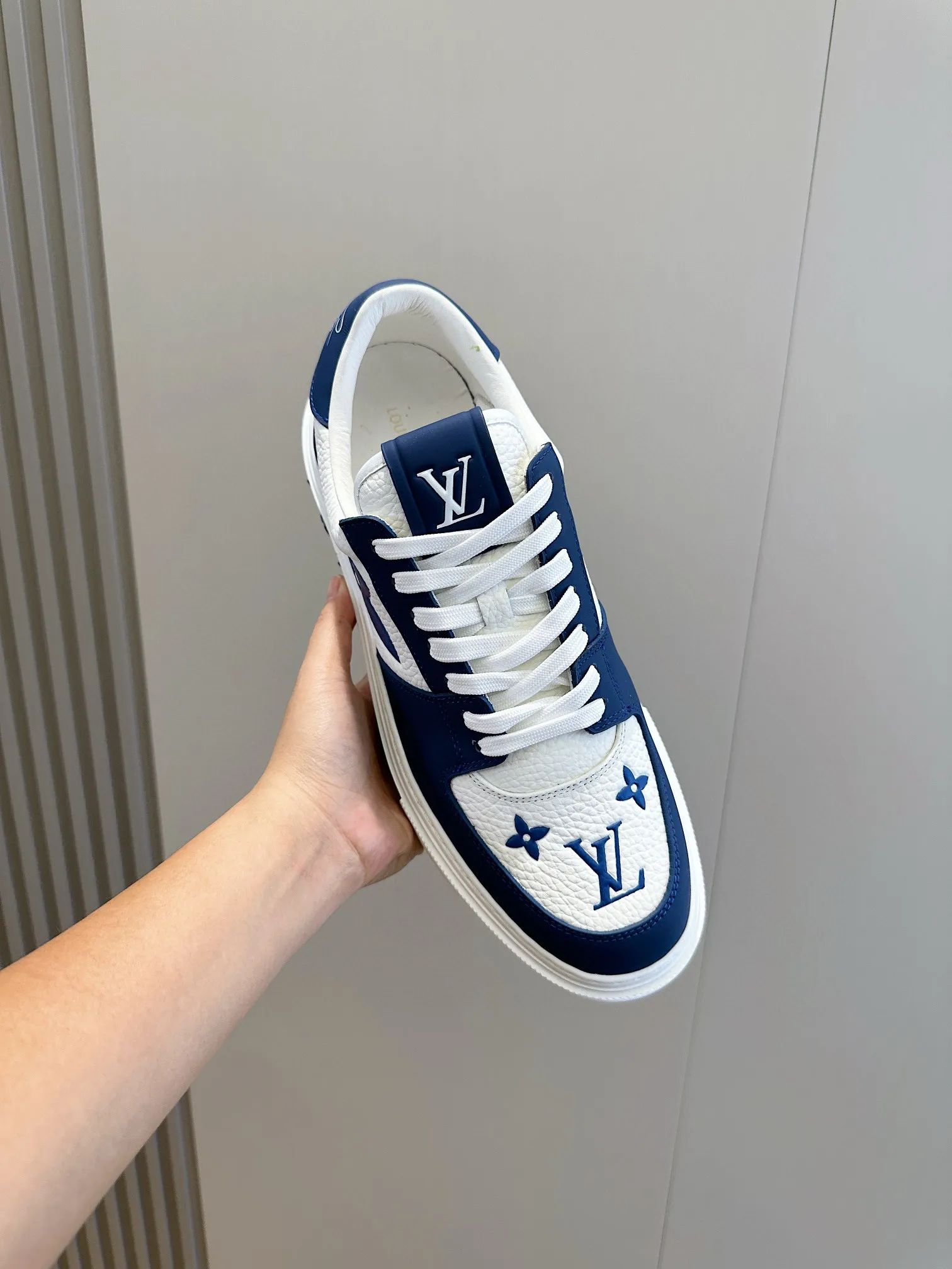 Factory price: 438💰LV full cowhide color-printed men's sneakers. This Ollie lace-up sneaker is made of floral embossed fabric, continuing the inspiration of the season's ready-to-wear collection. The laces are used to set off the gorgeous design, monogram flowers are embellished with transparent rubber outsole, and the brand logo is written on the back. Cowhide upper, cowhide lining, TPU outsole Size: 39-44 (customized at 38.45)